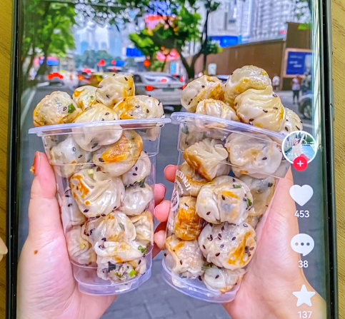 華人老鐵用拇指生煎包機做生煎包，湯汁濃稠、面皮酥脆！