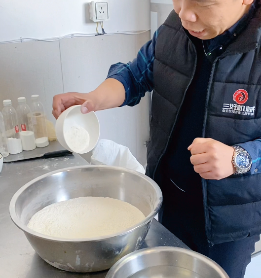 老鐵用饅頭機做饅頭，卻捅破豆渣這個馬蜂窩“咋辦”？